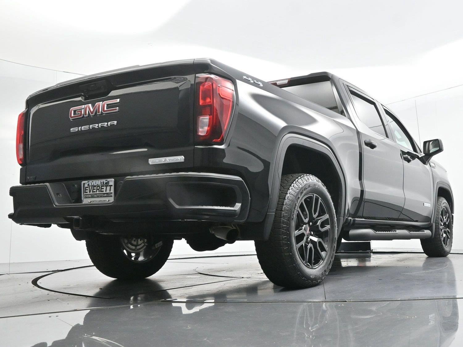 Used 2025 Onyx Black GMC Elevation image 44