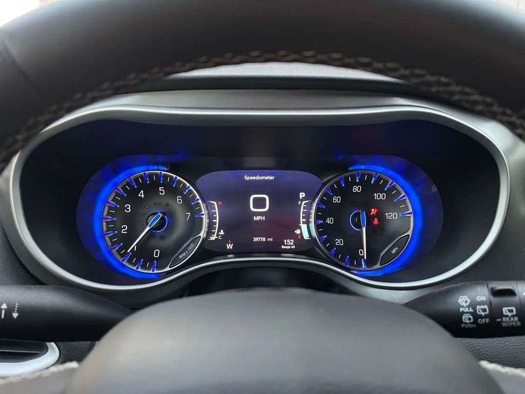 Used 2025 Diamond Black Crystal Pearlcoat Chrysler Select image 8