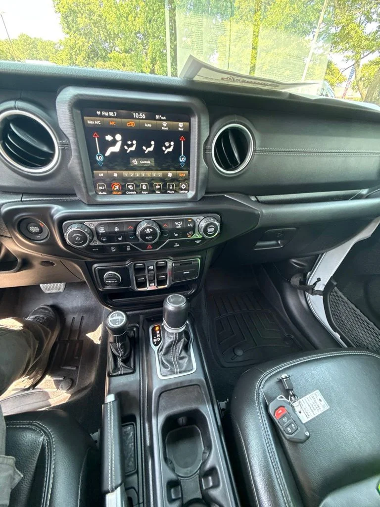 Used 2022 Silver Jeep Unlimited Sahara image 21
