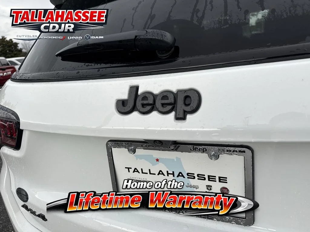 New 2026 Bright White Clear-Coat Exterior Paint Jeep Latitude image 6