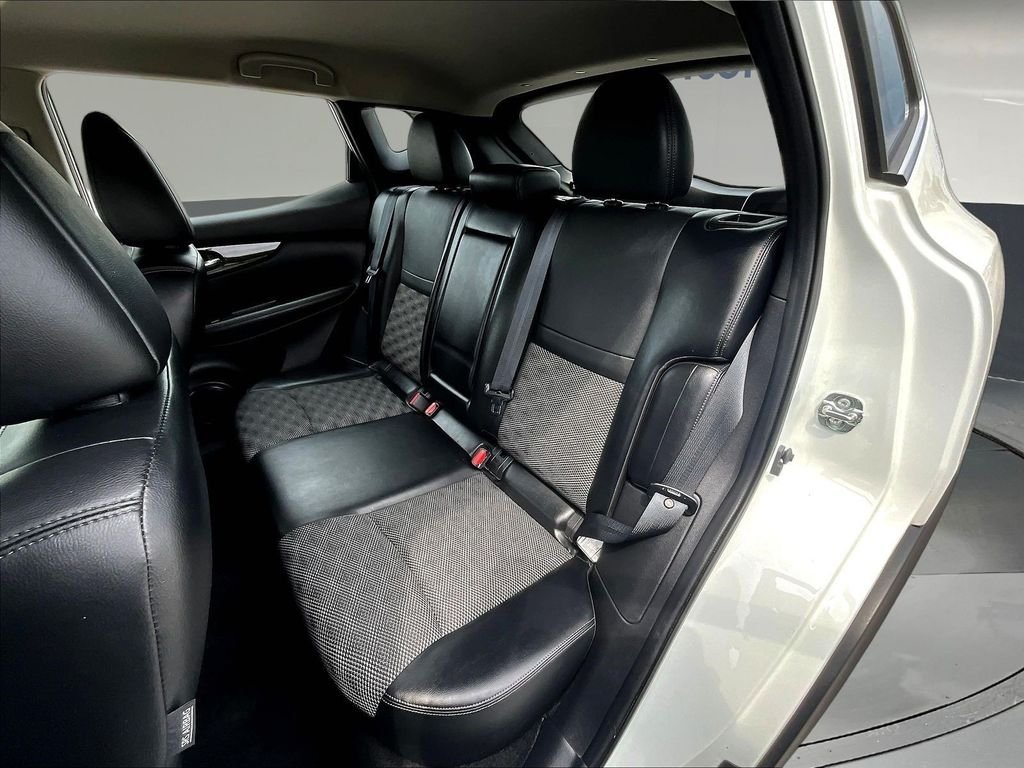 Used 2022 White Nissan SV image 25