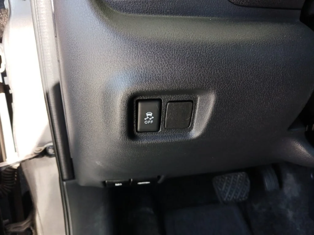 Used 2015 Silver Nissan 1.6 SV image 32