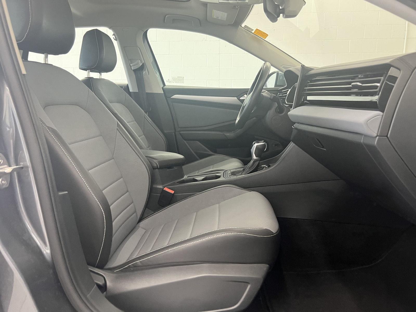 Used 2025 GRAY Volkswagen SE image 30