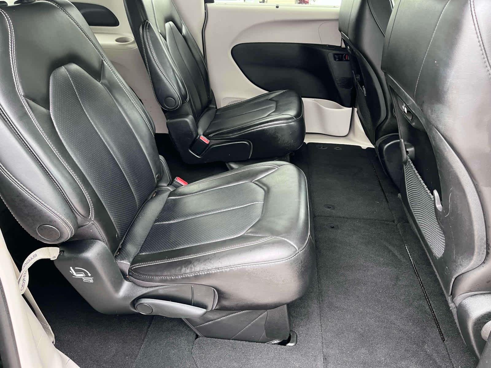 Used 2023 Blk/black Chrysler Touring L image 20