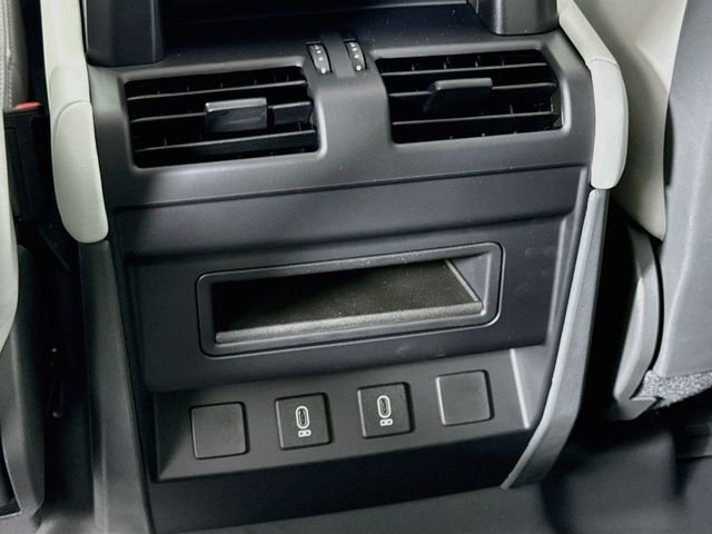 New 2026 Woolstone Green Land Rover X-Dynamic SE image 27
