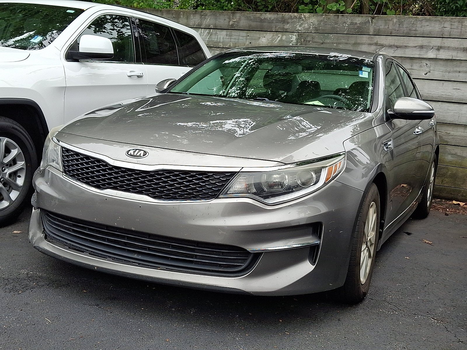 Used 2018 Titanium Silver Kia LX image 3