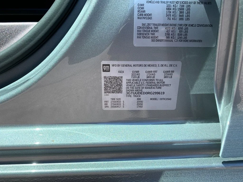 Used 2024 Silver GMC SLT image 31