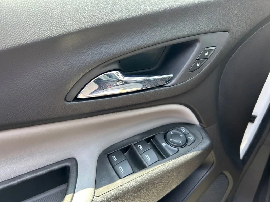 Used 2021 SUMMIT WHITE Chevrolet LS image 27