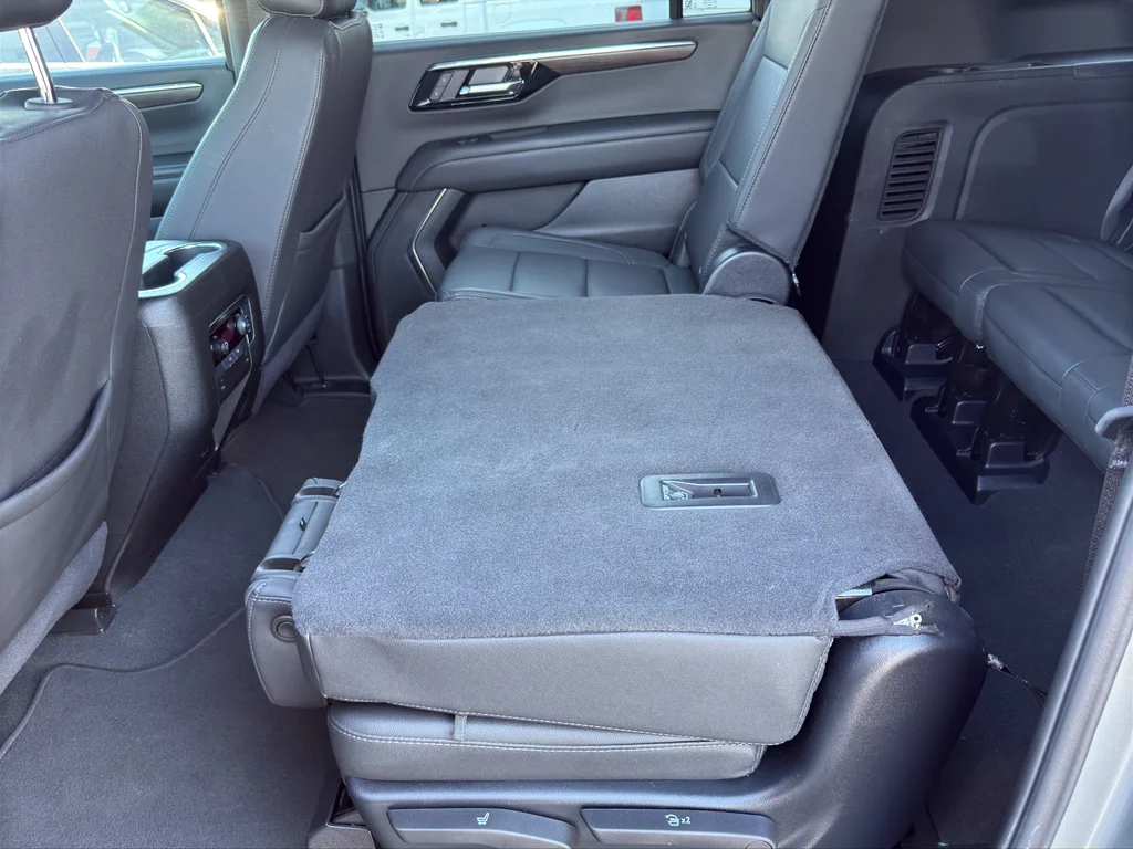 Used 2025 Gray Chevrolet Z71 image 30