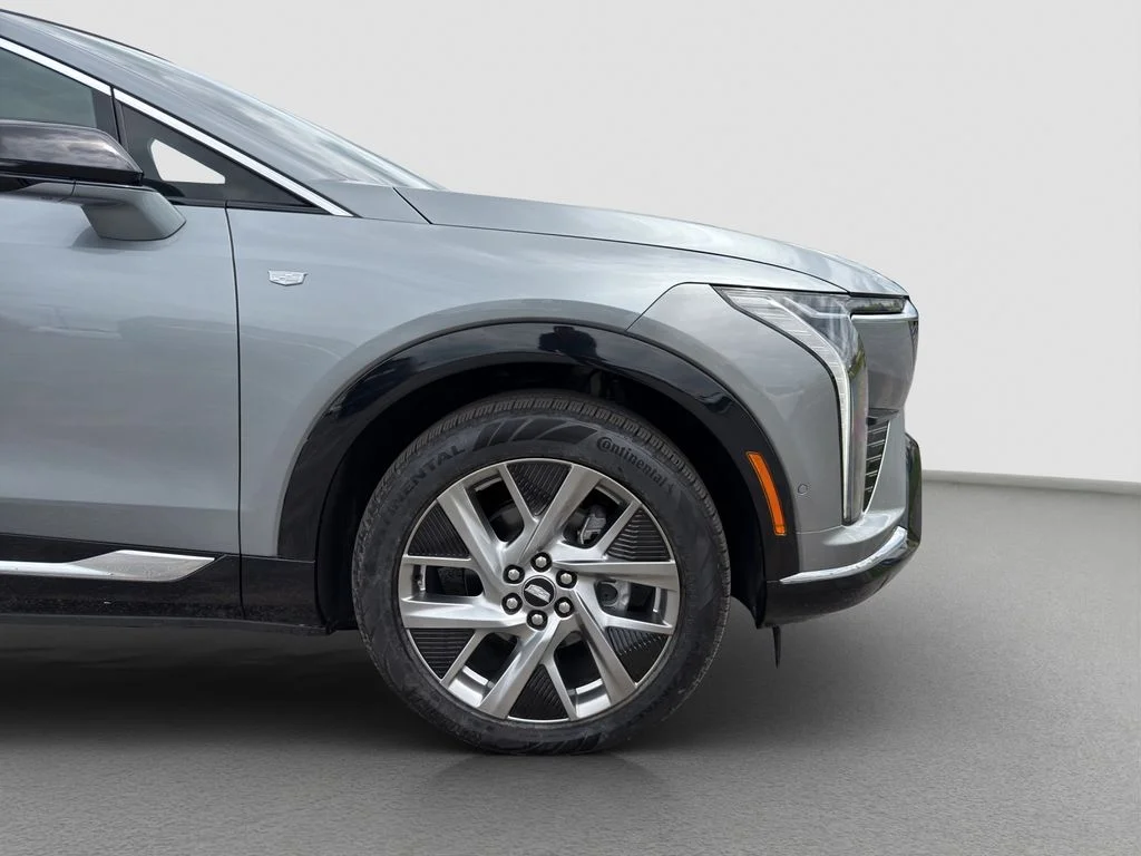 Used 2025 Silver Cadillac Luxury image 23