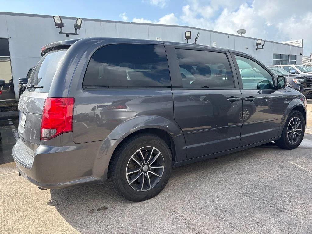 Used 2017 Gray Dodge SE Plus image 3