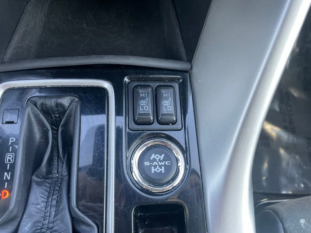 Used 2024 Silver Mitsubishi SE image 13