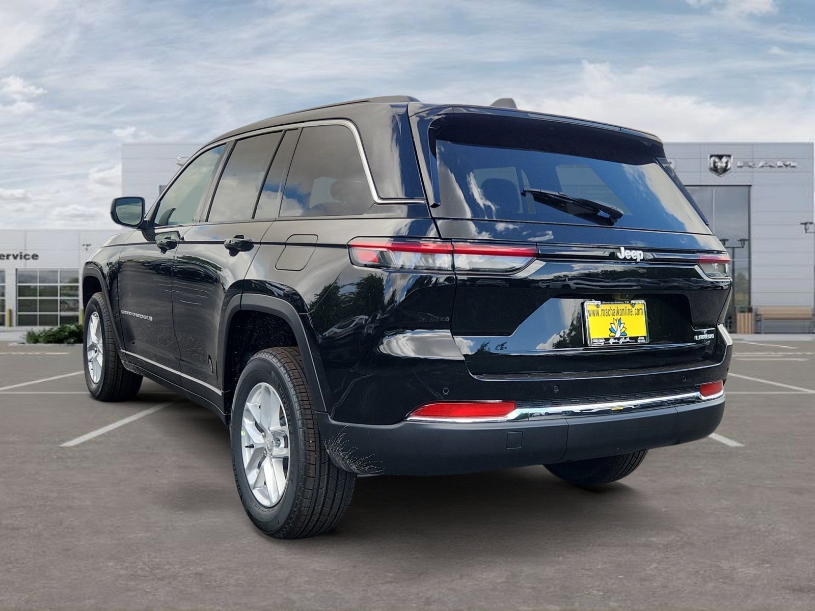 New 2026 Diamond Black Crystal Pearl-Coat Exterior Paint Jeep Laredo image 3