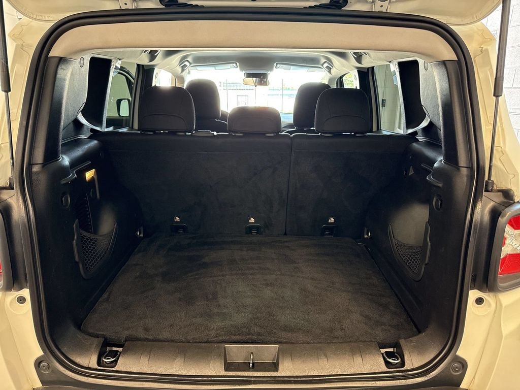 Used 2019 White Jeep Latitude image 9