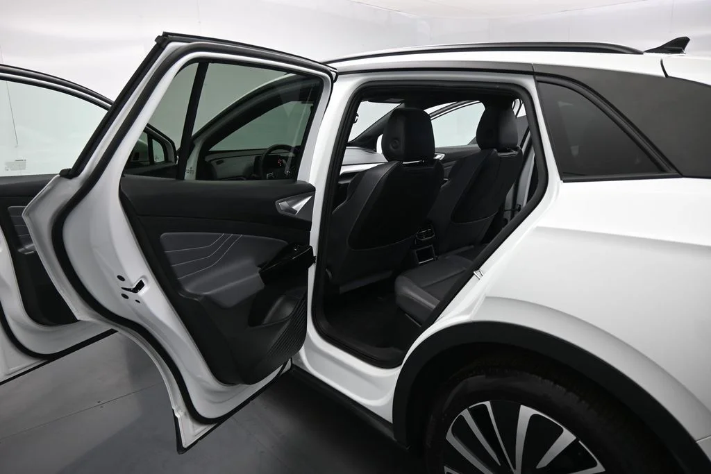Used 2024 White Volkswagen S image 18