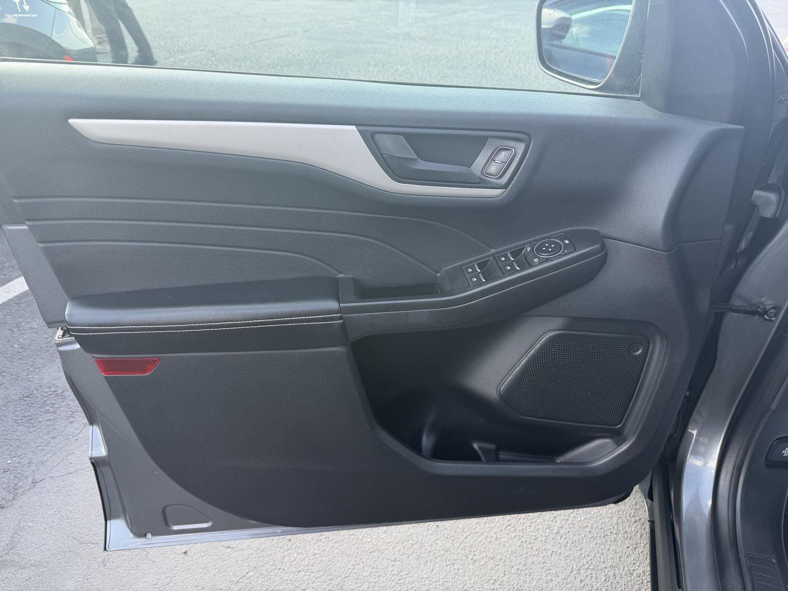 Used 2022 Oxford White Ford SE Hybrid image 10