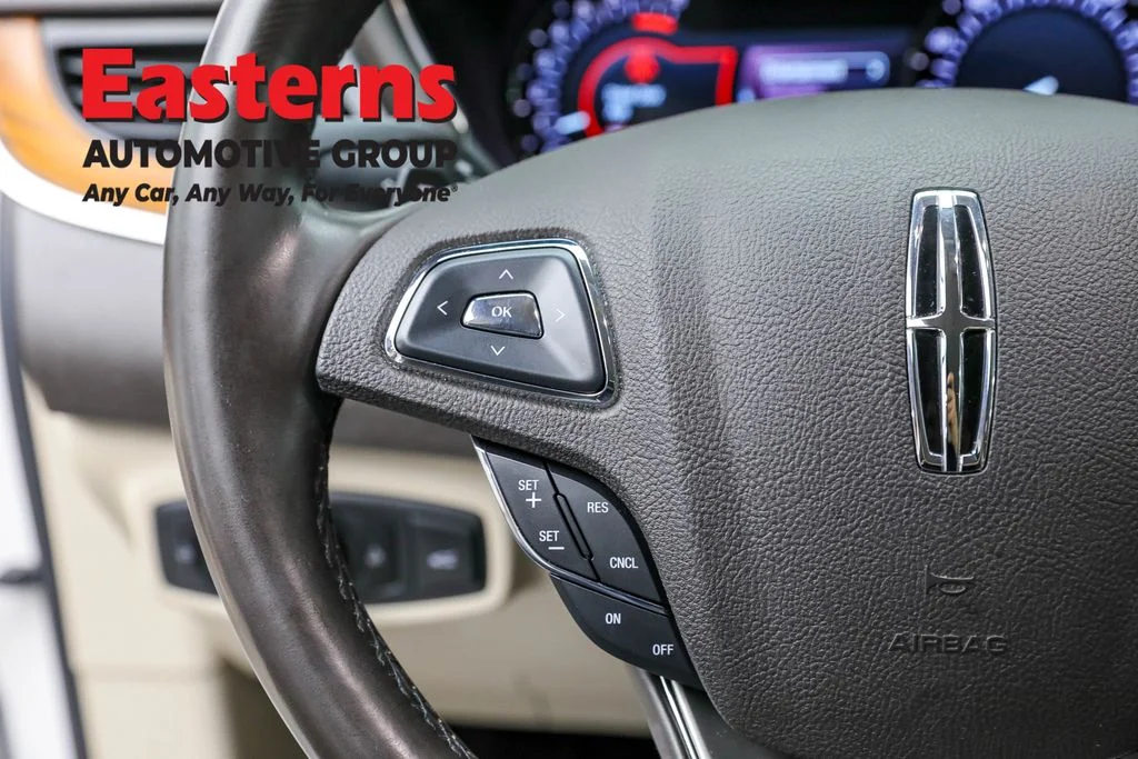 Used 2019 White Lincoln Select image 15
