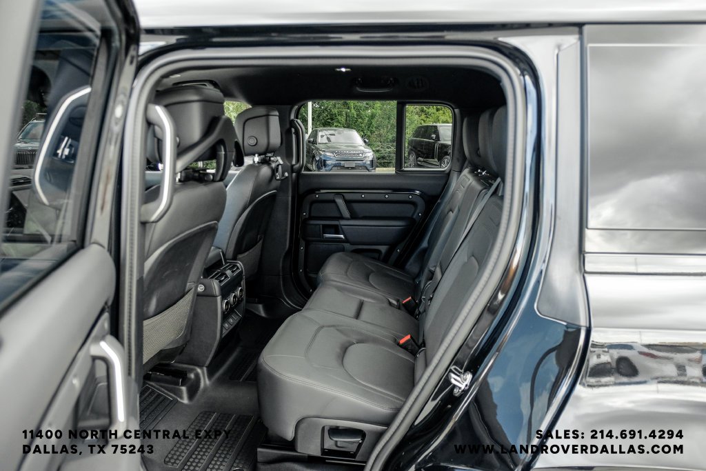 Used 2025 Black Land Rover X-Dynamic SE image 48