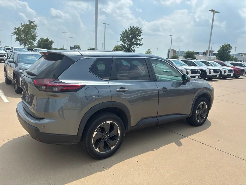 Used 2024  Nissan SV image 4