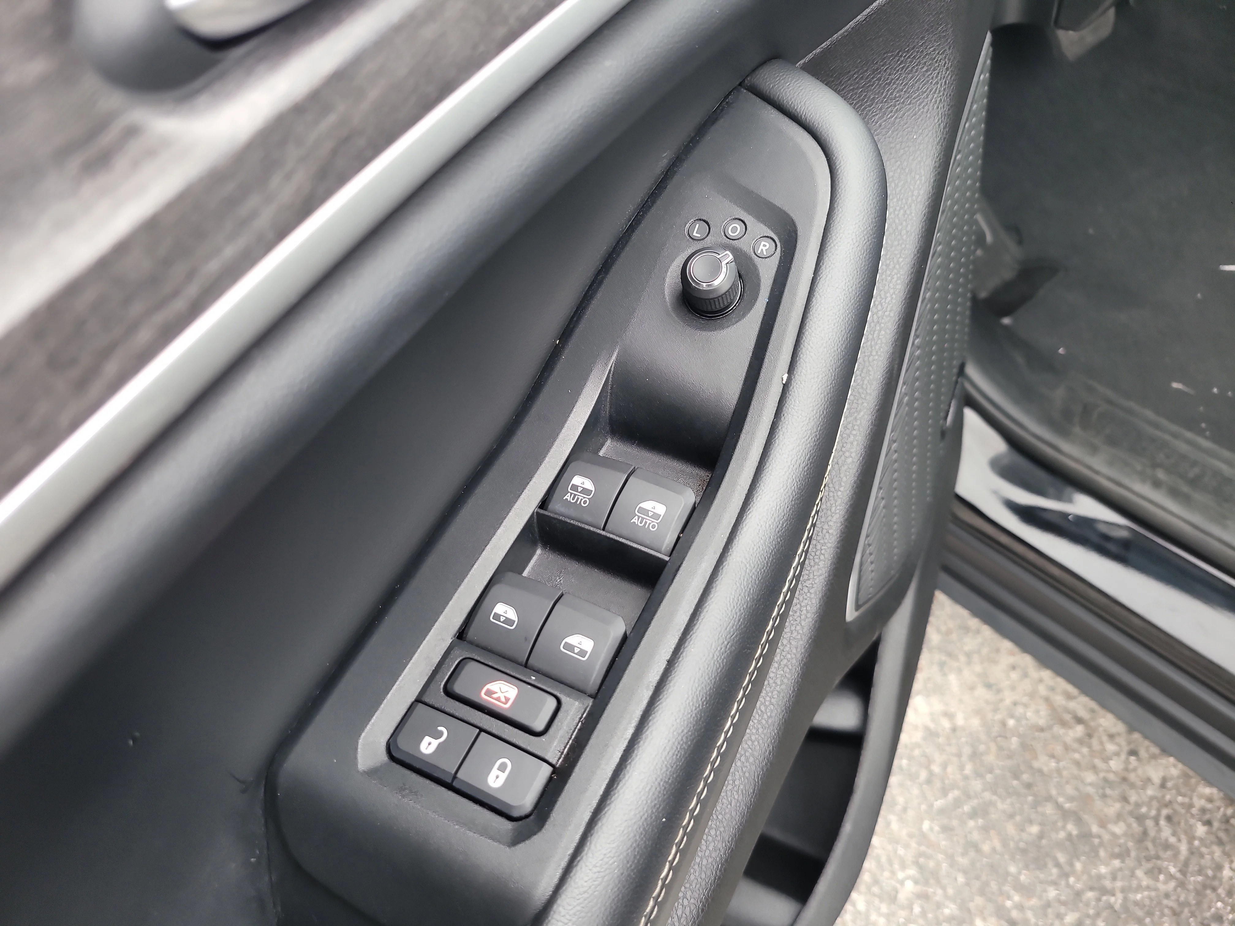 Used 2023 Diamond Black Crystal Pearlcoat Jeep Limited image 17