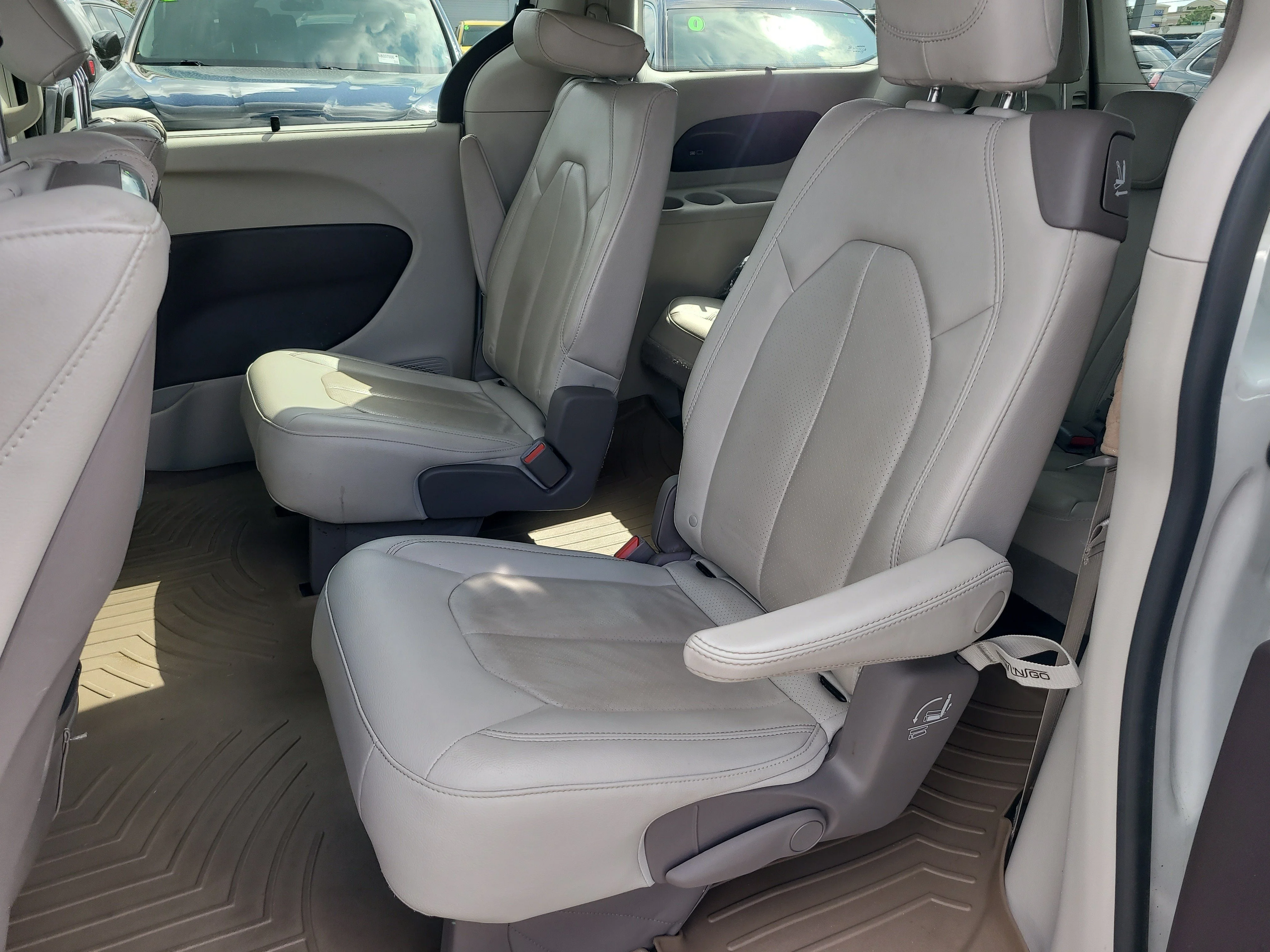 Used 2020 Bright White Clearcoat Chrysler Touring L Plus image 10