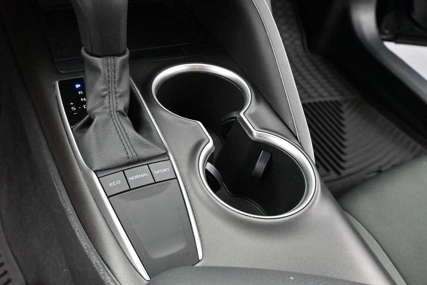 Used 2022 Midnight Black Metallic Toyota LE image 18