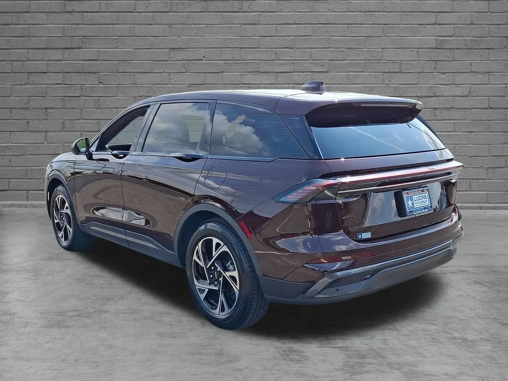 Used 2025 Red Lincoln Premiere image 8