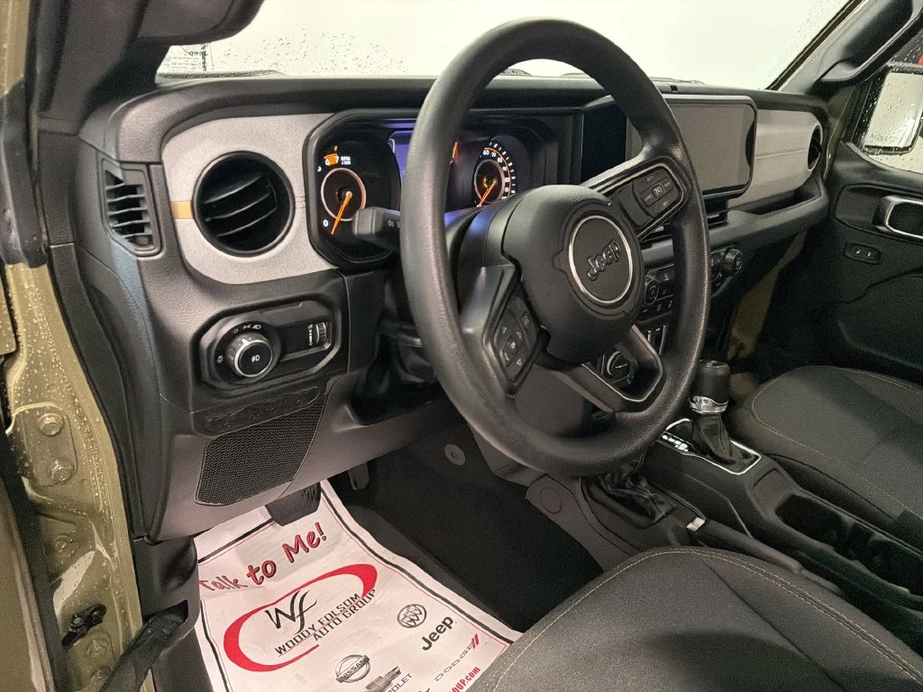 Used 2025  Jeep Sport image 13