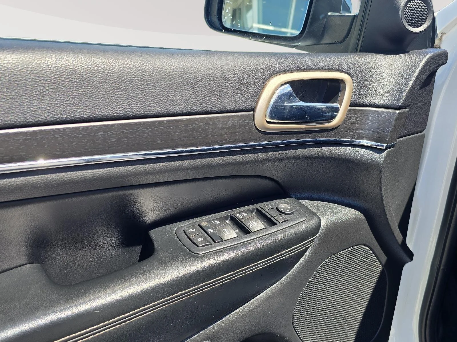Used 2015 WHITE Jeep Limited image 6