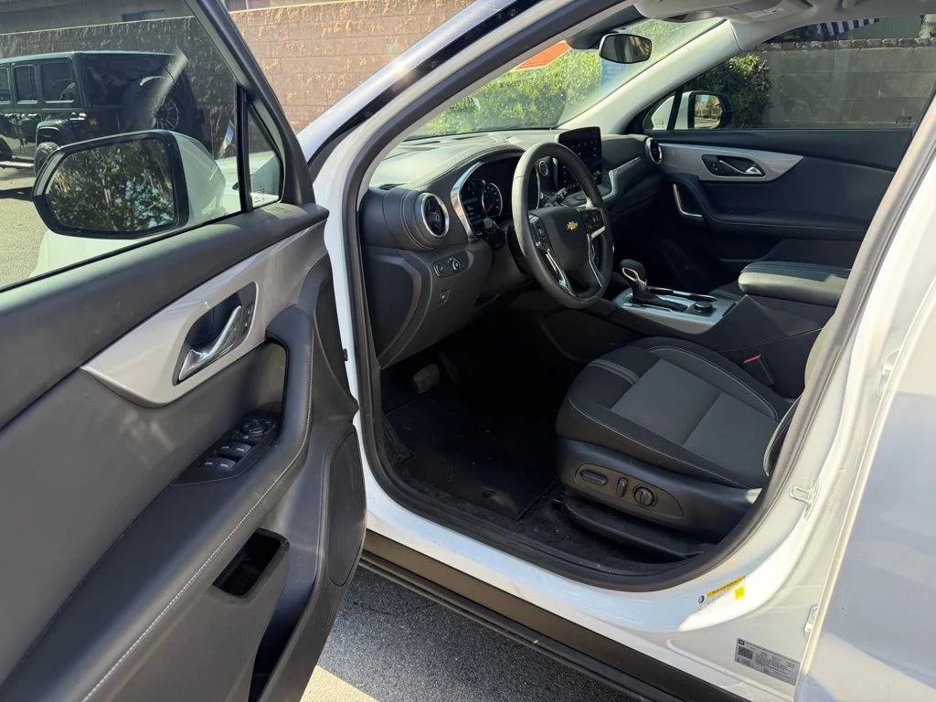 Used 2025 White Chevrolet LT image 18