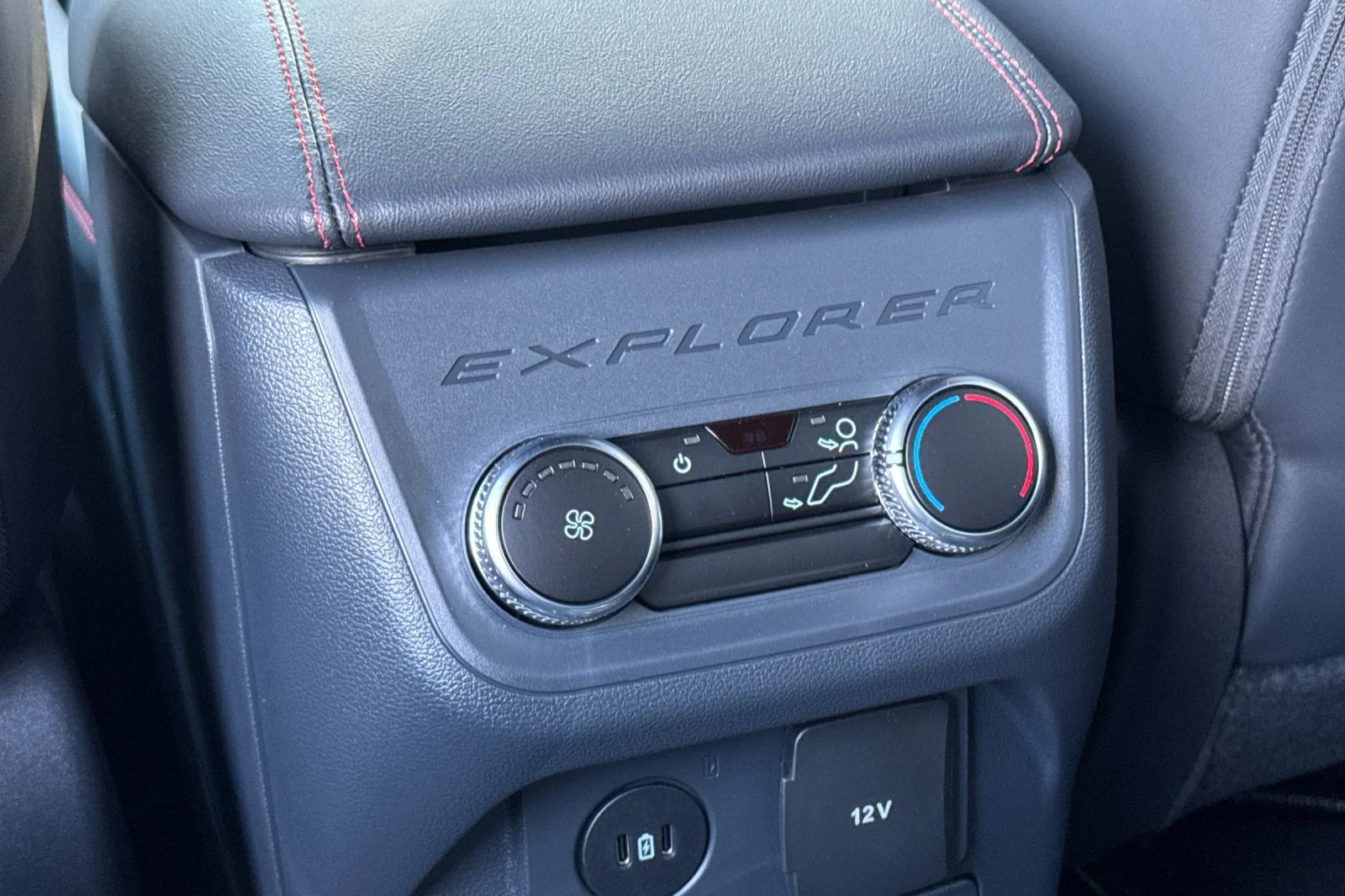 2026 Ford Explorer ST-Line - Photo 14