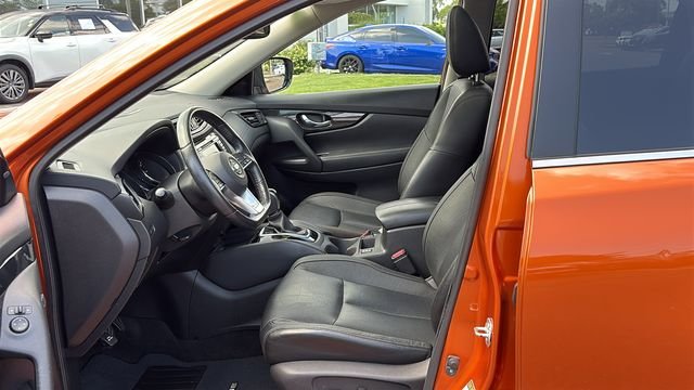 Used 2018 Orange Nissan SL image 9