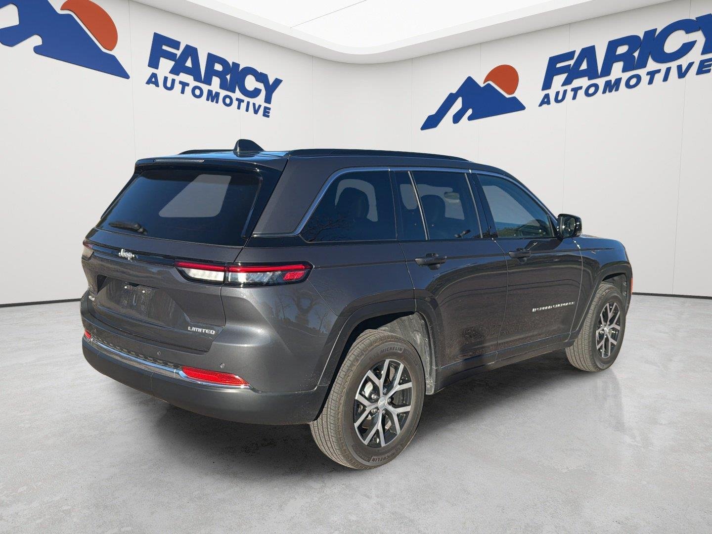 Used 2025  Jeep Limited image 8