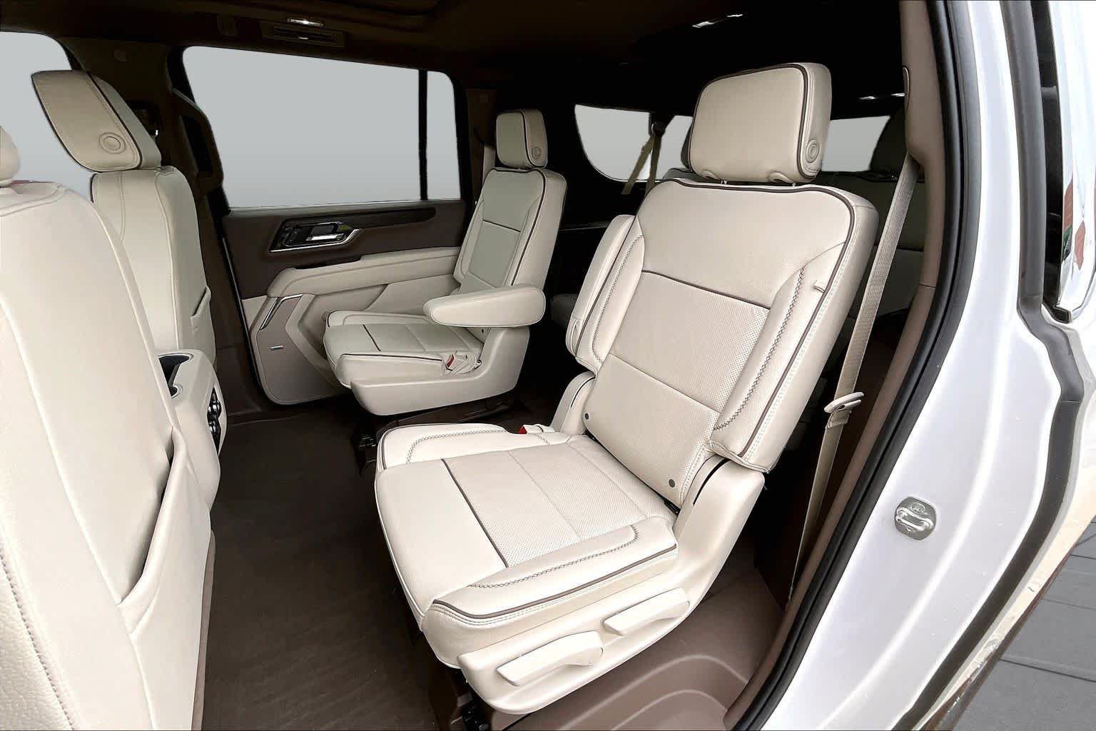 Used 2025 White Frost Tricoat GMC Denali image 21