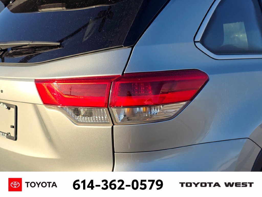 Used 2019 Silver Toyota XLE image 10