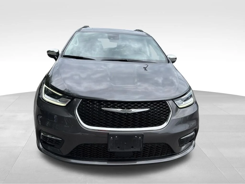 Used 2023 Gray Chrysler Limited image 9