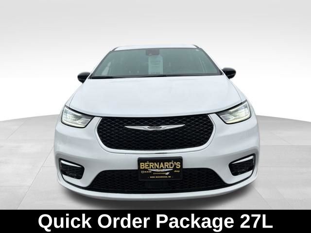 Used 2025 White Chrysler Select image 3