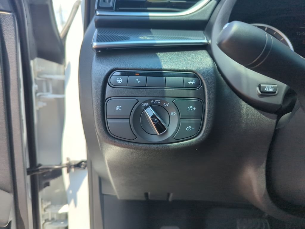 Used 2025 White INFINITI SPORT image 20