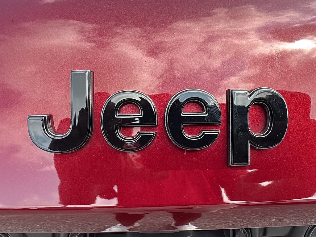 Used 2024 Velvet Red Pearl Coat Jeep  image 11