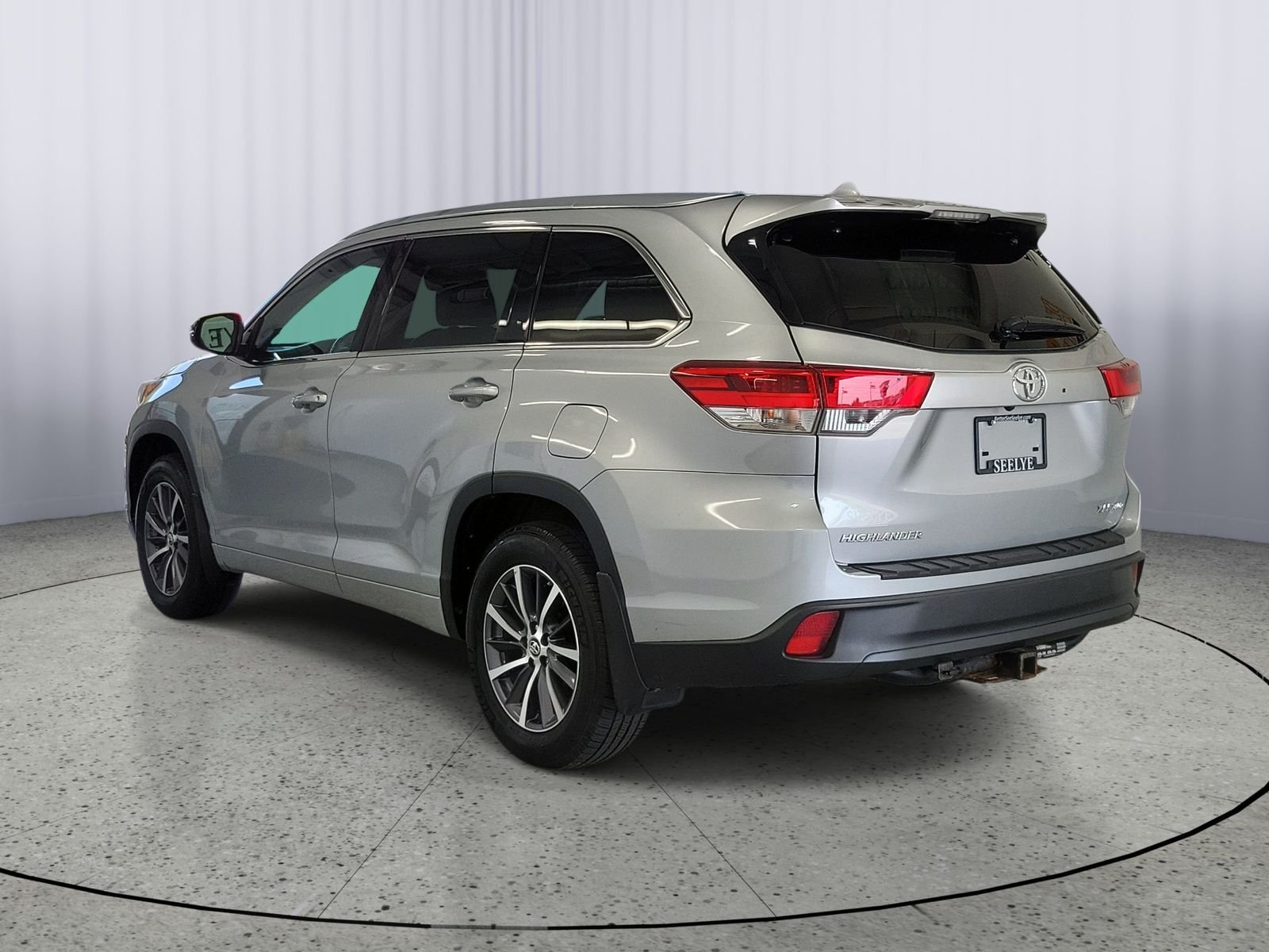 Used 2017 Silver Toyota XLE image 3