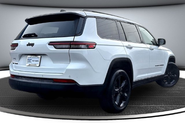 Used 2022 White Jeep Altitude image 5
