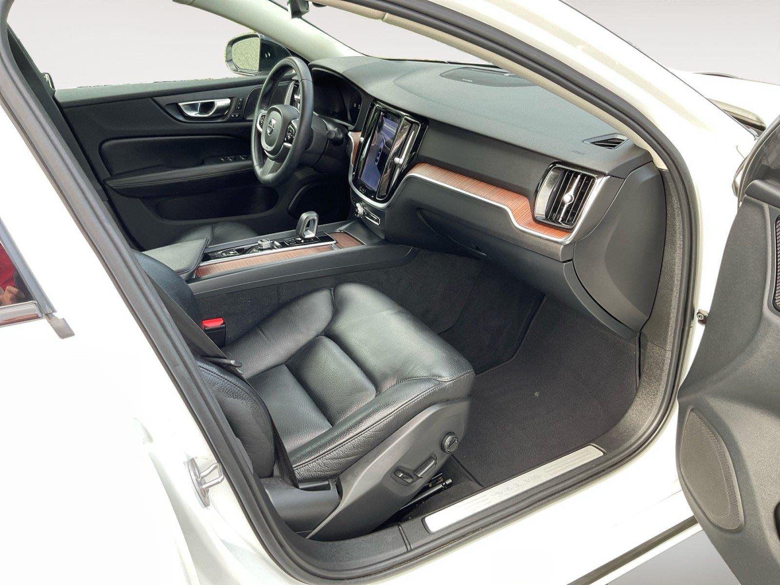 Used 2023 Crystal White Metallic Volvo Plus Dark Theme image 12