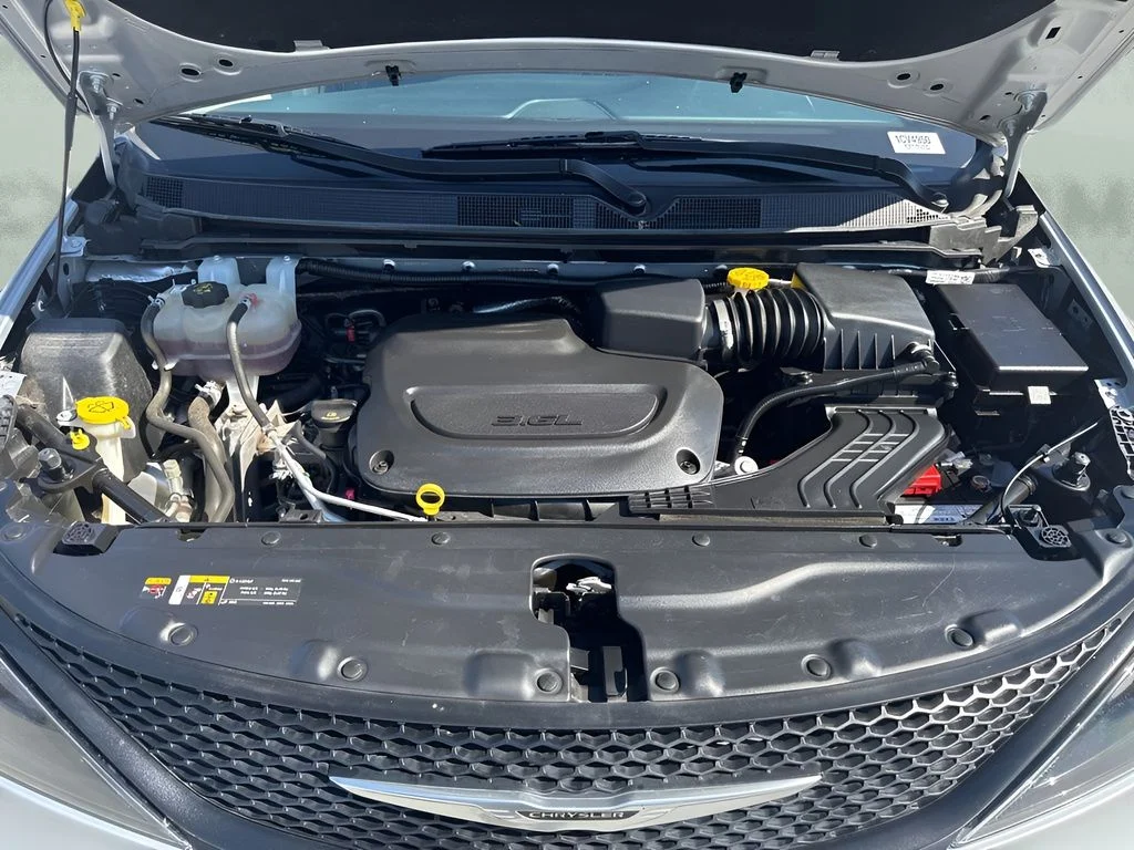 Used 2023 Silver Chrysler LX image 28