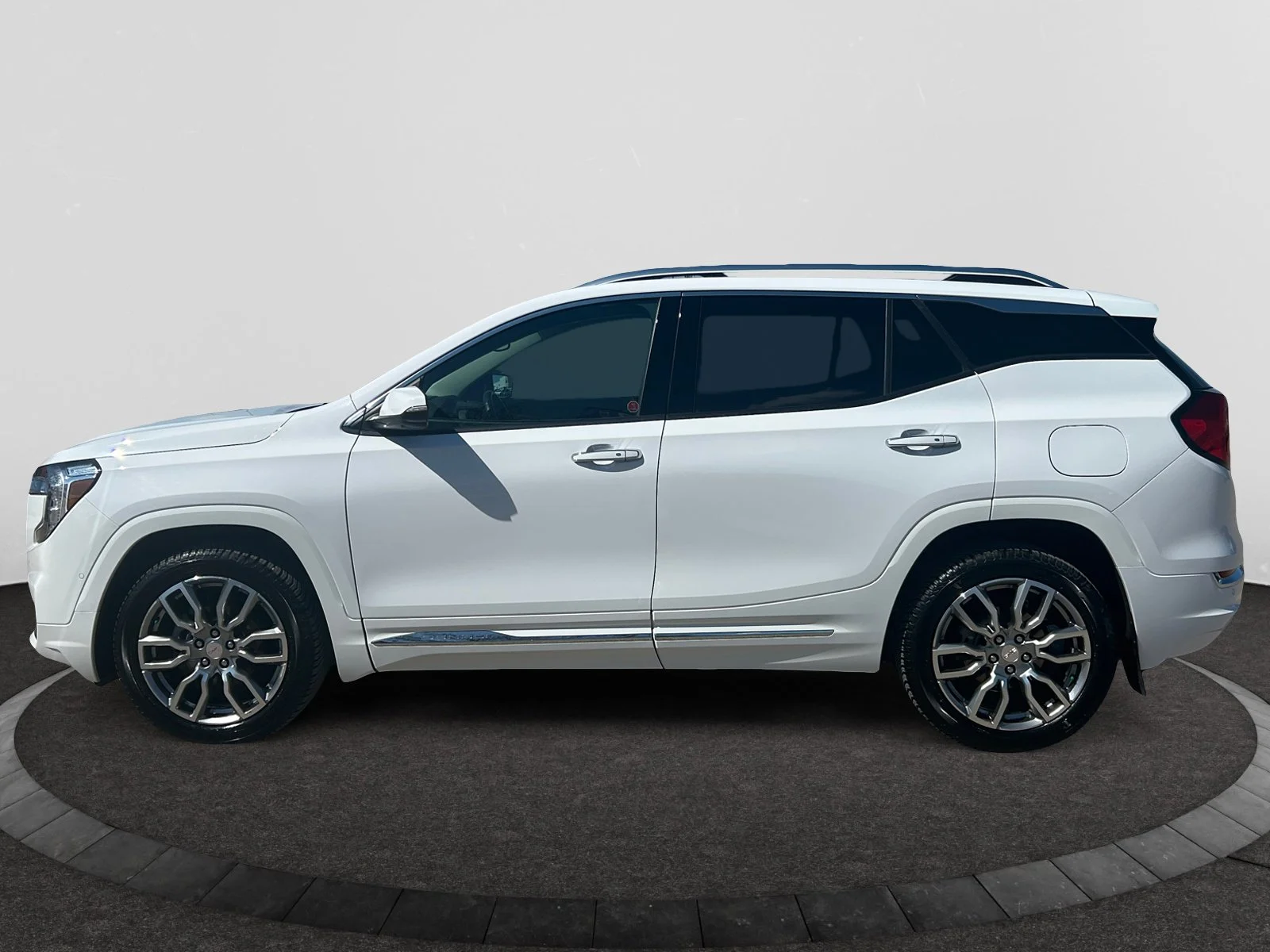Used 2024 White GMC Denali AWD image 2