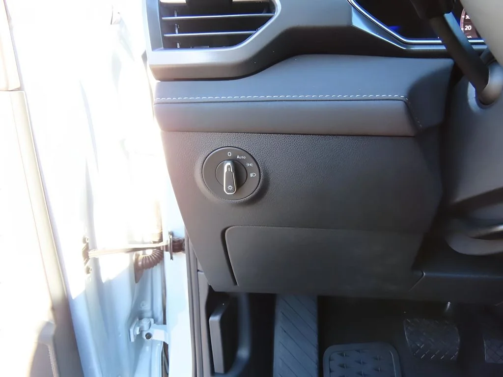 2025 Volkswagen Taos SE Black - Photo 35