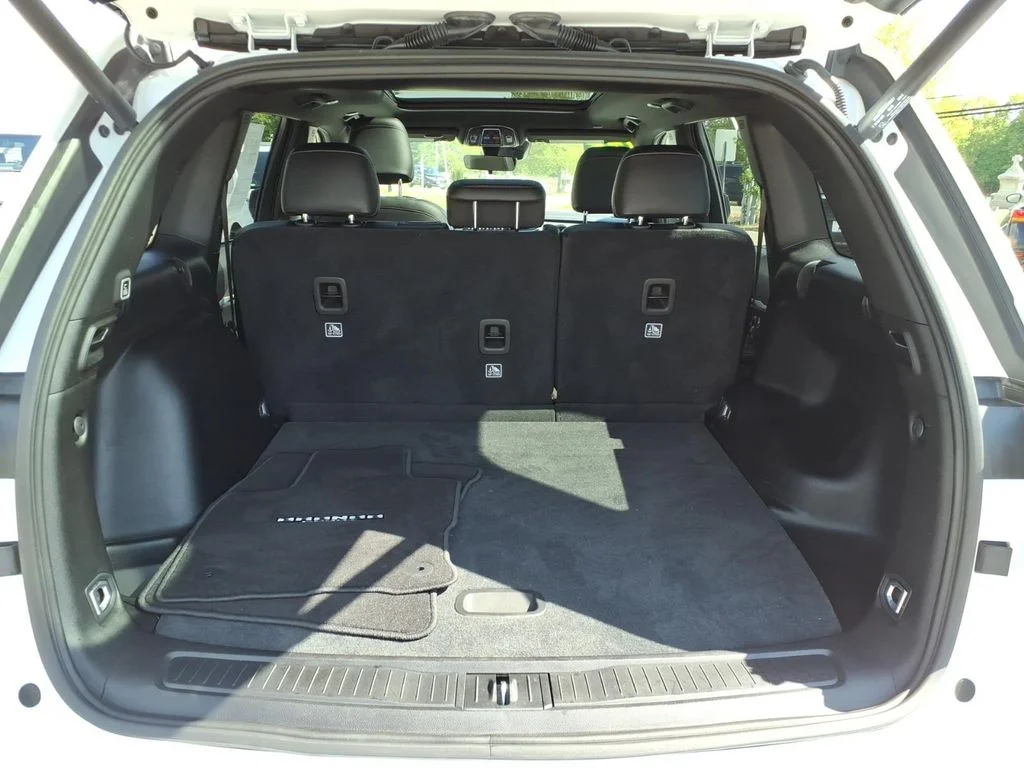 Used 2025 White Jeep Limited image 9