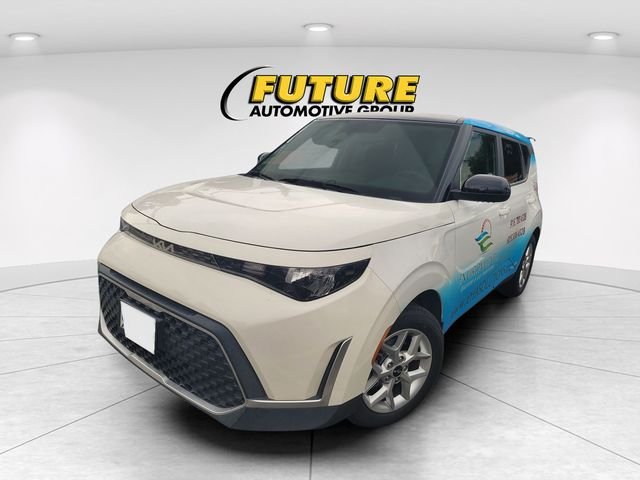Used 2023 White Kia S image 2