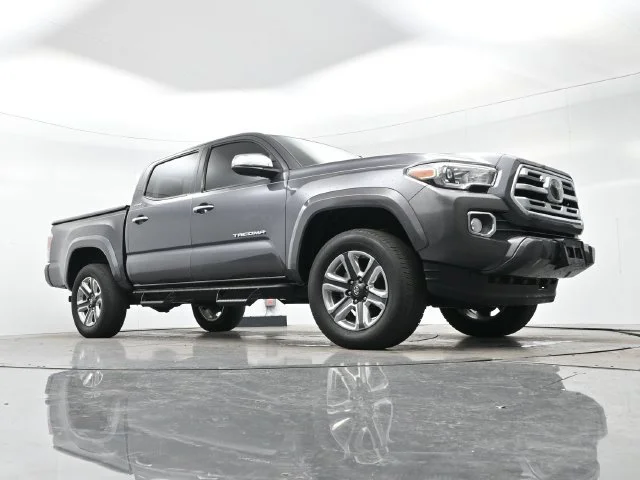 Used 2018 Magnetic Gray Metallic Toyota SR5 image 20