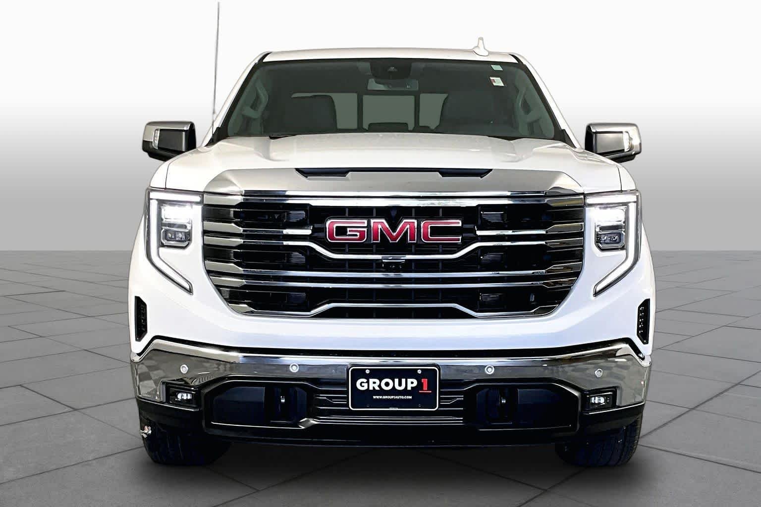 Used 2025 Summit White GMC SLT image 4