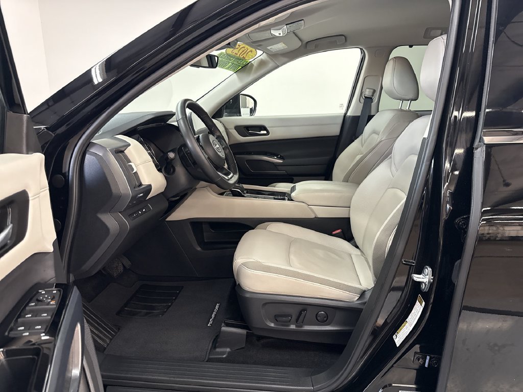 Used 2025 Super Black Nissan SL image 13